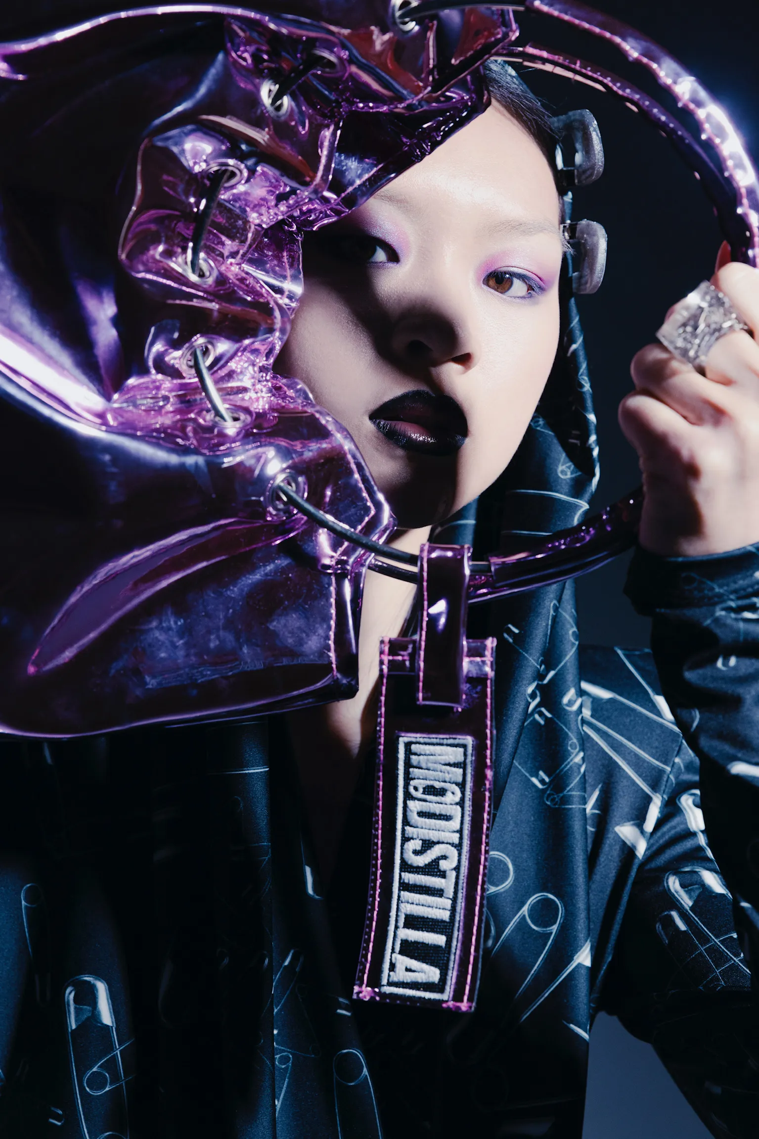 Modistilla FW24 — primer plano beauty con maquillaje