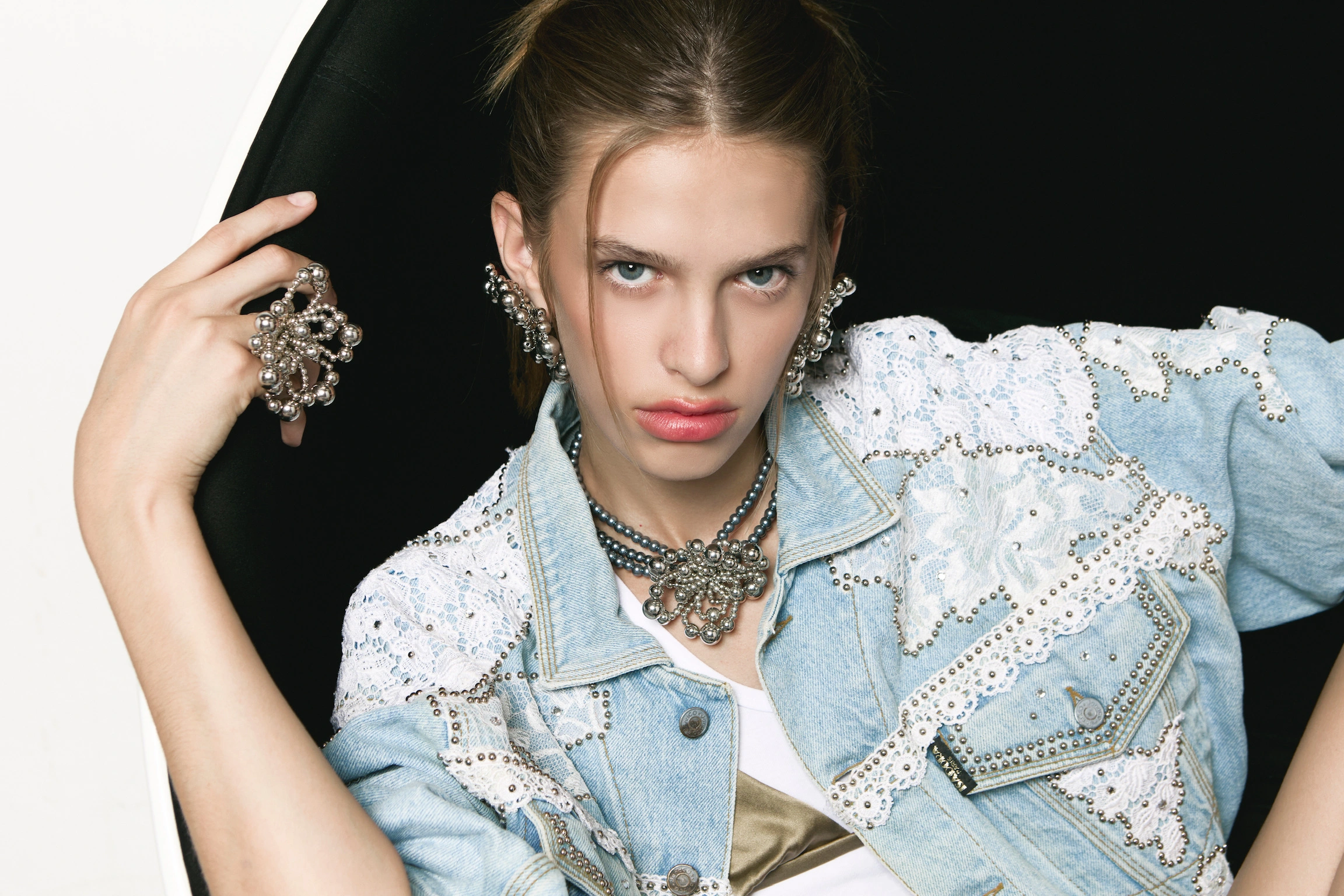 1Concept FW25 — modelo con estilismo de temporada