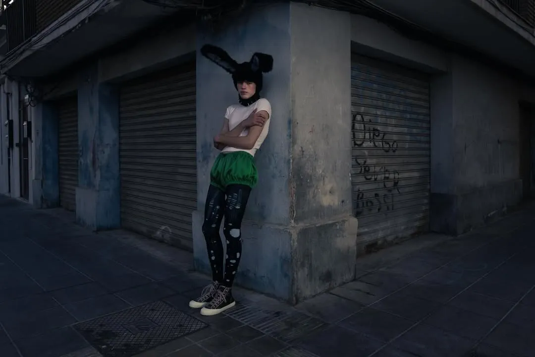 Fou Magazine — modelo con estilismo editorial